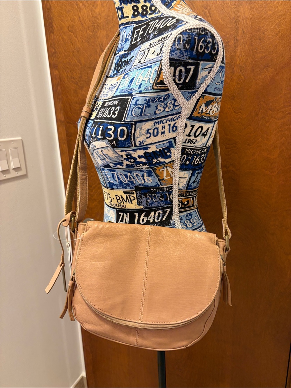 Lucky brand Classic Women's Leather Crossbody Bag in Tan , NWT